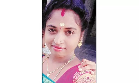 காதலனுடன் சென்ற இளம்பெண் பிணமாக மீட்பு கொலை செய்யப்பட்டாரா?