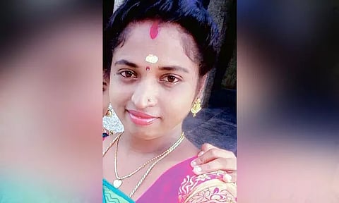 காதலனுடன் சென்ற இளம்பெண் பிணமாக மீட்பு - கொலை செய்யப்பட்டாரா?