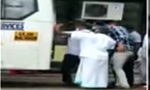 ஆம்புலன்ஸ் கதவைத் திறக்க முடியாமல் பரிதாபமாக உயிரிழந்த நோயாளி...!