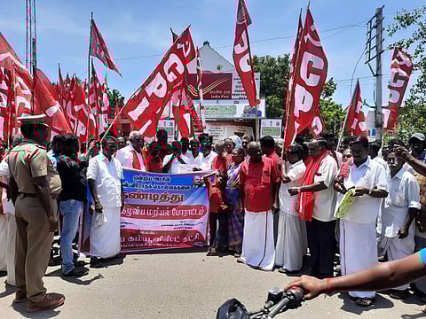 உணவு பொருட்கள் மீதான ஜி.எஸ்.டி. வரியை ரத்து செய்யக்கோரி நாகையில், இந்திய கம்யூனிஸ்டு கட்சியினர் சாலை மறியல்