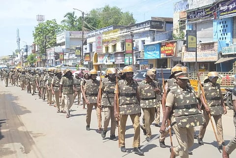 போலீஸ் அணிவகுப்பு