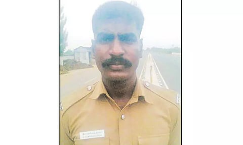 காரை ஏற்றி போலீஸ்காரர் கொலை -உறவினருக்கு வலைவீச்சு