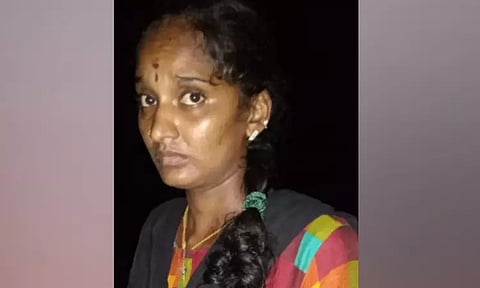 குடிபோதையில் தகராறு: காதல் கணவனை அரிவாளால் வெட்டி கொன்ற மனைவி...!