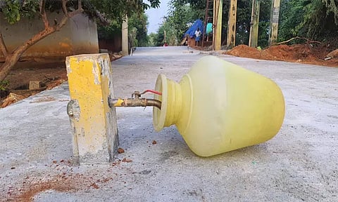 திருத்தணி அருகே குடிநீர் குழாயுடன் சேர்த்து சாலை போட்ட ஒப்பந்ததாரரின் அலட்சியம்