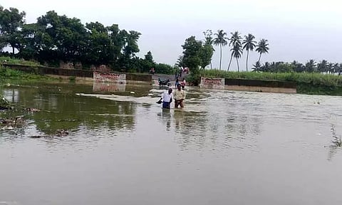 விழுப்புரம் மாவட்டத்தில் தொடர் மழையினால் ஆறுகளில் வெள்ளப்பெருக்கு தரைப்பாலம் மூழ்கியதால் போக்குவரத்து துண்டிப்பு