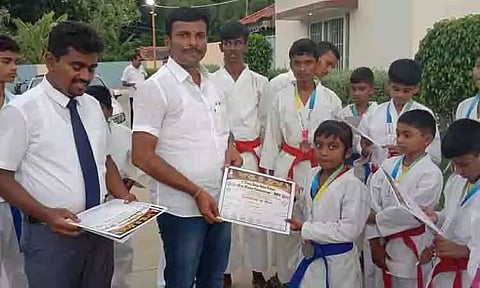 கராத்தே போட்டியில் கரூர் மாணவர்கள் சாதனை