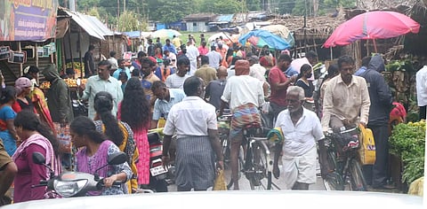 கொட்டும் மழையில் பூஜை பொருட்கள் வாங்கிய மக்கள்