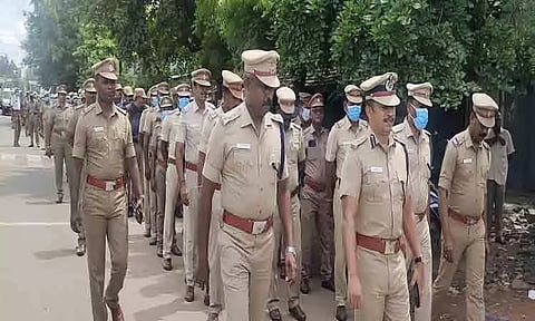 போலீசாரின் கொடி அணிவகுப்பு