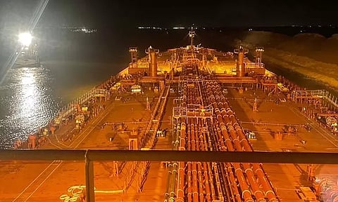 சூயஸ் கால்வாயில் தரை தட்டிய எரிபொருள் டேங்கர் கப்பல்: 5 மணி நேர மீட்பு பணிக்கு பின் மிதக்க தொடங்கியது!