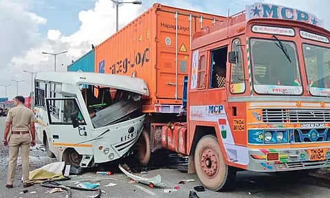 எண்ணூர் விரைவு சாலையில் கன்டெய்னர் லாரி மீது வேன் மோதல்; தொழிலாளி பலி - 9 பேர் படுகாயம்