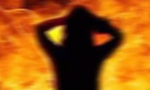 உடலில் பெட்ரோல் ஊற்றி 2-வது கணவர் வீட்டு முன் தீக்குளித்த இளம்பெண்