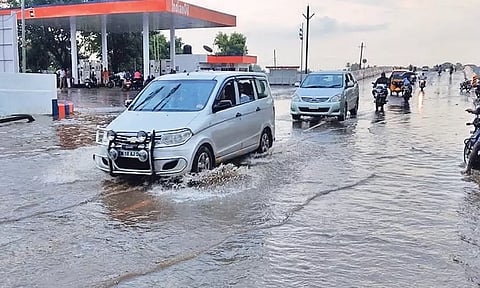 ஊத்துக்கோட்டை, திருவள்ளூரில் பலத்த மழை