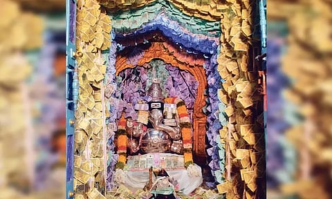 காஞ்சீபுரம் ஏலேல சிங்க விநாயகர் கோவிலில் ரூபாய் நோட்டுகளால் அலங்காரம்