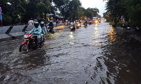 கொட்டித்தீர்த்த மழையால் குளமாக மாறிய சாலை