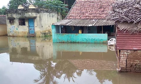 குடியிருப்புகளை வெள்ள நீர் சூழ்ந்தது