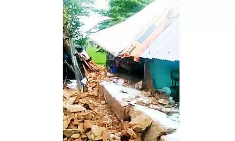 தொடர் மழையால் வீட்டின் சுவர் இடிந்தது