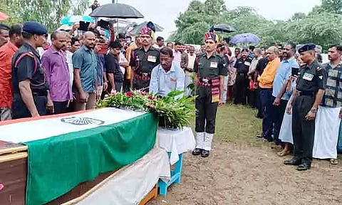 ராணுவ வீரர் உடல் சொந்த ஊரில் அடக்கம்