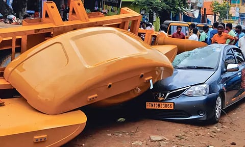 திருவள்ளூர் அருகே கன்டெய்னர் லாரியில் ஏற்றிச்சென்ற வாகன உதிரிபாகங்கள் காரின் மீது சரிந்து விழுந்து விபத்து