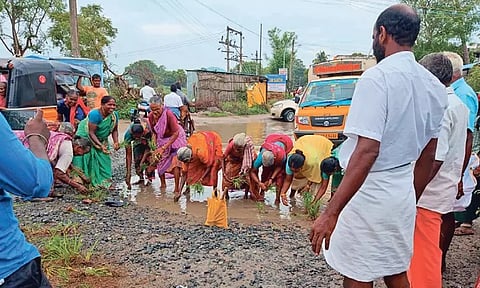 சாலையை சீரமைத்து தரக்கோரி நாற்று நடும் போராட்டம்
