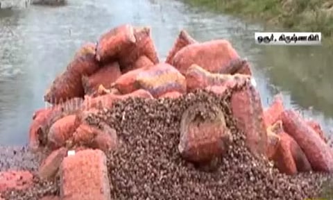 40 டன் சின்ன வெங்காயத்தை தண்ணீரில் கொட்டிய விவசாயிகள்