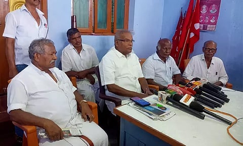 அரசு உதவிபெறும் பள்ளியில் படிக்கும் மாணவிகளுக்கும் உதவித்தொகை வழங்க வேண்டும் - கே.பாலகிருஷ்ணன் கோரிக்கை