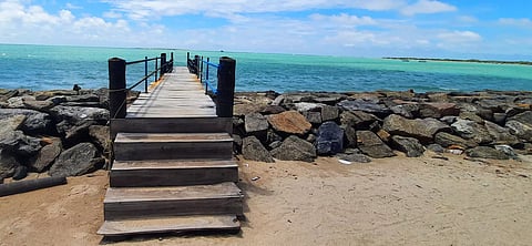 குருசடைதீவுக்கு சுற்றுலா படகு போக்குவரத்து நிறுத்தம்