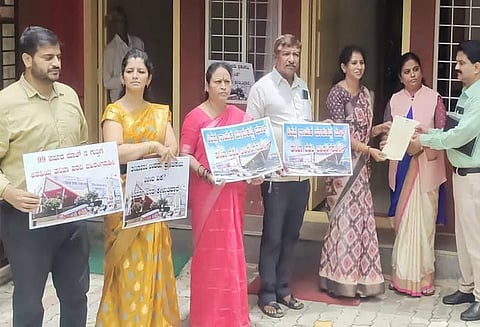 சிவமொக்கா மாநகராட்சி அலுவலகம் முன்பு காங்கிரஸ் கவுன்சிலர்கள் ஆர்ப்பாட்டம்