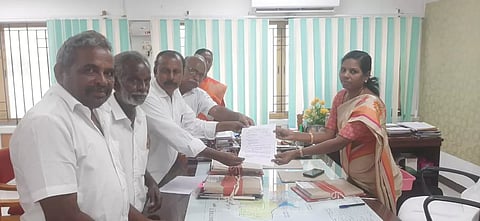 மின்சார சட்ட திருத்த மசோதாவை ரத்து செய்ய வேண்டும் மாவட்ட வருவாய் அதிகாரியிடம் விவசாயிகள் சங்கத்தினர் மனு