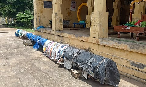 பக்தர் வழங்கிய தேக்கு மரம் 4 ஆண்டுகளாக வீணாக கிடக்கும் அவலம்