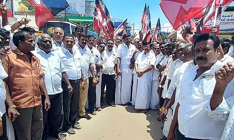 அ.தி.மு.க.வினர் பட்டாசு வெடித்து கொண்டாட்டம்