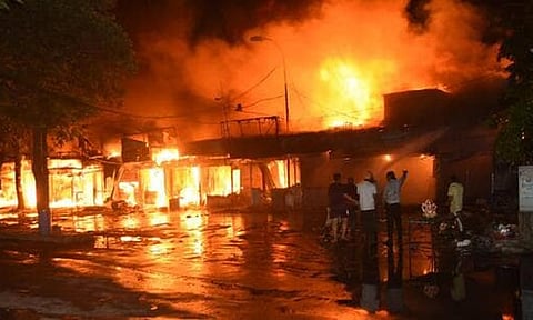 சந்தை பகுதியில் பயங்கர தீ விபத்து - 130 கடைகள் எரிந்து நாசம்