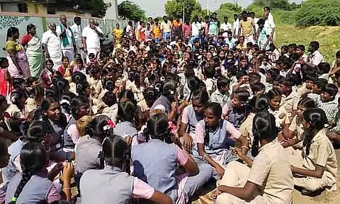 போக்சோவில் கைது செய்த ஆசிரியரை விடுதலை செய்யக்கோரி மாணவ-மாணவிகள் போராட்டம்