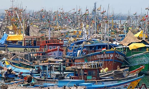 டீசல் விலை அதிகரிப்பால் காசிமேடு துறைமுகத்தில் 70 சதவீத படகுகள் கடலுக்குள் மீன்பிடிக்க செல்லவில்லை