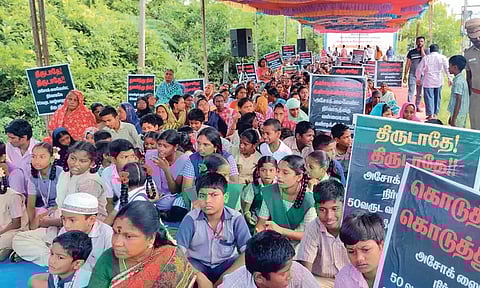 ஆக்கிரமிப்பு வீடுகளை அகற்ற எதிர்ப்பு தெரிவித்து குடும்பத்துடன் பொதுமக்கள் உண்ணாவிரத போராட்டம் - ஆர்.டி.ஓ. பேச்சுவார்த்தை