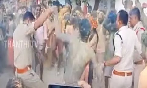 ஆந்திரா: விநாயகர் சிலை ஊர்வலத்தில் நடனமாடிய போலீசார்!