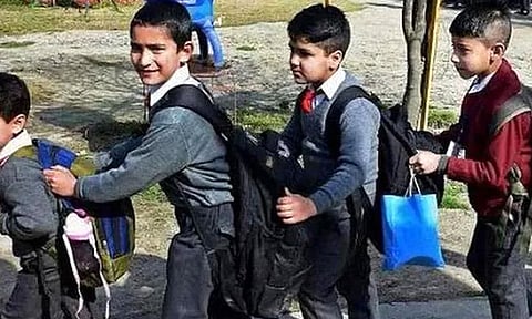 மாணவர்களின் புத்தகப்பை எடையை குறைக்க உத்தரவு! மத்திய பிரதேசத்தில் வாரம் ஒருநாள் புத்தகப்பை இல்லாத நாள்!