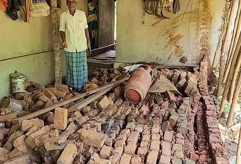 சிவமொக்காவில் கனமழையால் வீட்டின் சுவர் இடிந்து விழுந்தது; 4 பேர் படுகாயம்