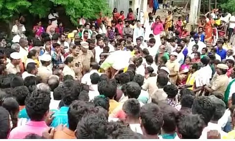 கோவில் திருவிழாவில் இரு தரப்பினர் மோதல்