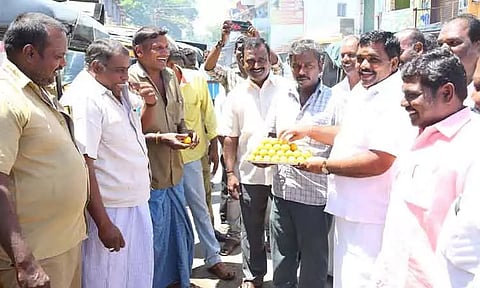 அ.தி.மு.க.வினர் இனிப்பு வழங்கி கொண்டாட்டம்