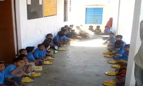 ராஜஸ்தானில் தலித் மாணவிகள் பரிமாறிய உணவை தூக்கி எரியச் சொல்லி மிரட்டிய சமையல்காரர் கைது