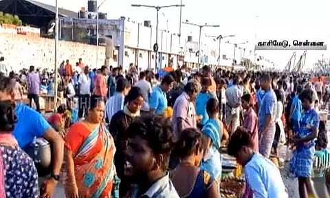 புரட்டாசி மாதம் நெருங்குவதால் காசிமேடு மீன் மார்க்கெட்டில் மக்கள் கூட்டம்...!