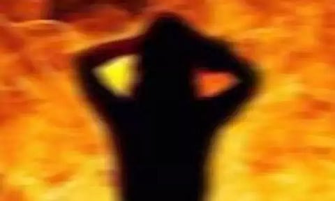 பெண் தீக்குளித்து தற்கொலை