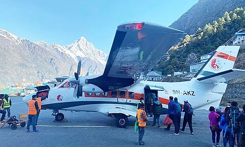 நேபாளத்தில் 22 பேருடன் சென்ற விமானம் புறப்பட்ட 7 நிமிடத்திற்குள் அவசரமாக தரையிறக்கம்!