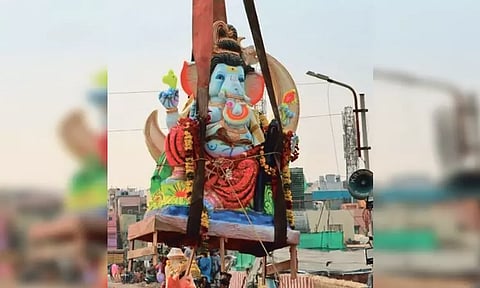 காசிமேட்டில் ராட்சத கிரேன் உதவியுடன் 26 விநாயகர் சிலைகள் கடலில் கரைப்பு