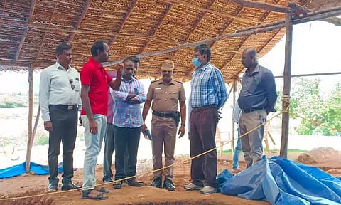 ஆதிச்சநல்லூர் அகழாய்வு பணிகளை பார்வையிட்ட சகாயம் ஐ.ஏ.எஸ்...!