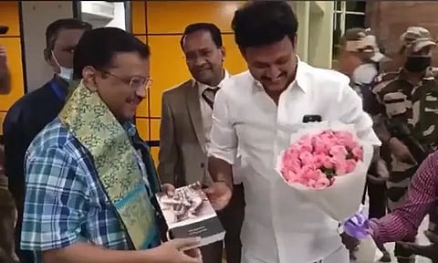 புதுமைப்பெண் திட்ட தொடக்க விழா - சென்னை வந்தடைந்தார் டெல்லி முதல்-மந்திரி அரவிந்த் கெஜ்ரிவால்