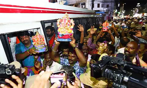 தடையை மீறி கொண்டு செல்லப்பட்ட விநாயகர் சிலை ஊர்வலத்தில் தள்ளுமுள்ளு - சென்னையில் பரபரப்பு