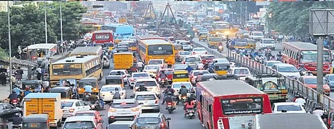 திண்டுக்கல்லில் கொட்டி தீர்த்த மழை: போக்குவரத்து நெரிசலால் வாகன ஓட்டிகள் அவதி