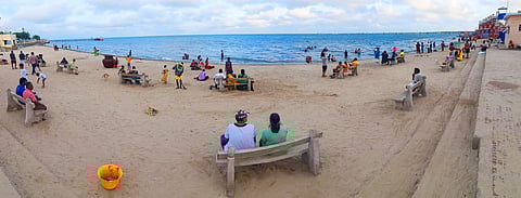 கடல் அழகை ரசிக்க சுற்றுலா பயணிகளுக்கு இருக்கை வசதி