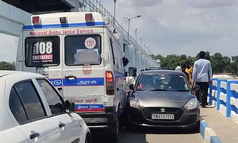 முக்கொம்பு மேலணை பாலத்தில் சிக்கிக்கொண்ட ஆம்புலன்ஸ்-கார்